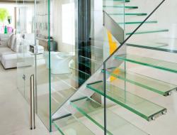 Технические аспекты стеклянных лестниц: материалы, конструкция, установка