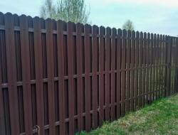 Забор под ключ из металлического штакетника: что это и почему это выгодно