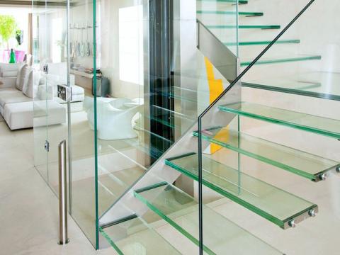 Технические аспекты стеклянных лестниц: материалы, конструкция, установка